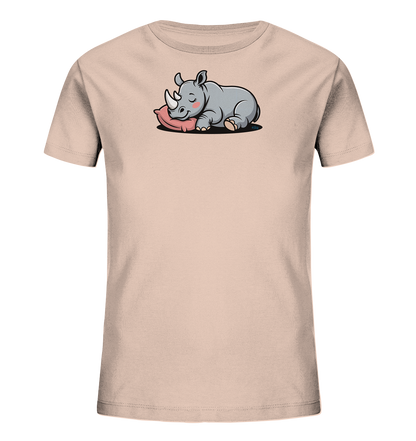Onlineshop Shirts fuer Kinder - Das Bild zeigt ein hellbeiges Kinder-T-Shirt. Auf der Vorderseite ist eine detaillierte Cartoon-Illustration eines grauen Nashorns zu sehen. Das Nashorn schlaeft friedlich auf einem rosa Kissen, mit geschlossenen Augen und roten Wangen. Das Motiv verleiht dem Shirt einen ruhigen und liebenswerten Charakter.
