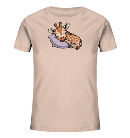 Kinder-T-Shirt mit niedlicher Baby-Giraffe, die auf einem Kissen kuschelt.