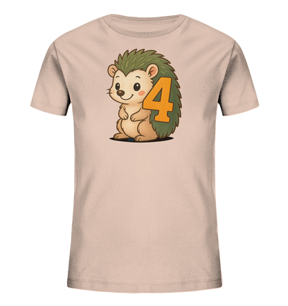 Onlineshop Shirts fuer Kinder - Das Bild zeigt ein hellrosafarbenes Kinder-T-Shirt mit einem niedlichen Aufdruck. Zu sehen ist ein Cartoon-Igel mit gruenen Stacheln, der laechelt. Neben dem Igel, in die Stacheln integriert, ist die orangefarbene Zahl "4" abgebildet. Das Motiv verleiht dem Shirt einen verspielten Charakter, passend fuer Kinder.