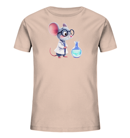 Onlineshop Shirts fuer Kinder - Dieses beigefarbene Kinder-T-Shirt zeigt eine entzueckende Maus in einem weissen Laborkittel und runder Brille. Sie ist fasziniert auf eine blaue Laborflasche gerichtet, die vor ihr steht. Das Motiv wirkt spielerisch und weckt Neugier, perfekt fuer kleine Forscher.