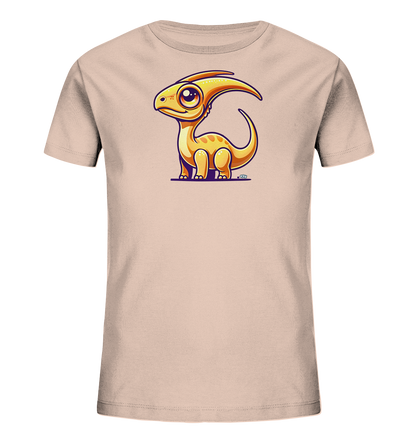 Onlineshop Shirts fuer Kinder - Das Bild zeigt ein helles Kinder-T-Shirt mit einem niedlichen Cartoon-Dinosaurier. Die Illustration zeigt einen kleinen, gelb-orangen Parasaurolophus mit grossen Augen und braunen Flecken. Der Dinosaurier steht auf einer lila Linie und hat eine freundliche Ausstrahlung. Das Design ist farbenfroh und verspielt.