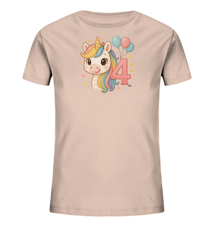 Onlineshop Shirts fuer Kinder - Das Bild zeigt ein beiges Kinder-T-Shirt mit einem niedlichen Einhornkopf als Motiv auf der Vorderseite. Das Einhorn hat eine bunte Regenbogenmaehne und ein freundliches Gesicht, umgeben von kleinen Sternen und Herzen. Neben dem Einhorn ist die Zahl '4' in Rosa abgebildet, begleitet von zwei Ballons in Blau und Pink. Dieses Design verleiht dem Shirt einen verspielten und farbenfrohen Look.