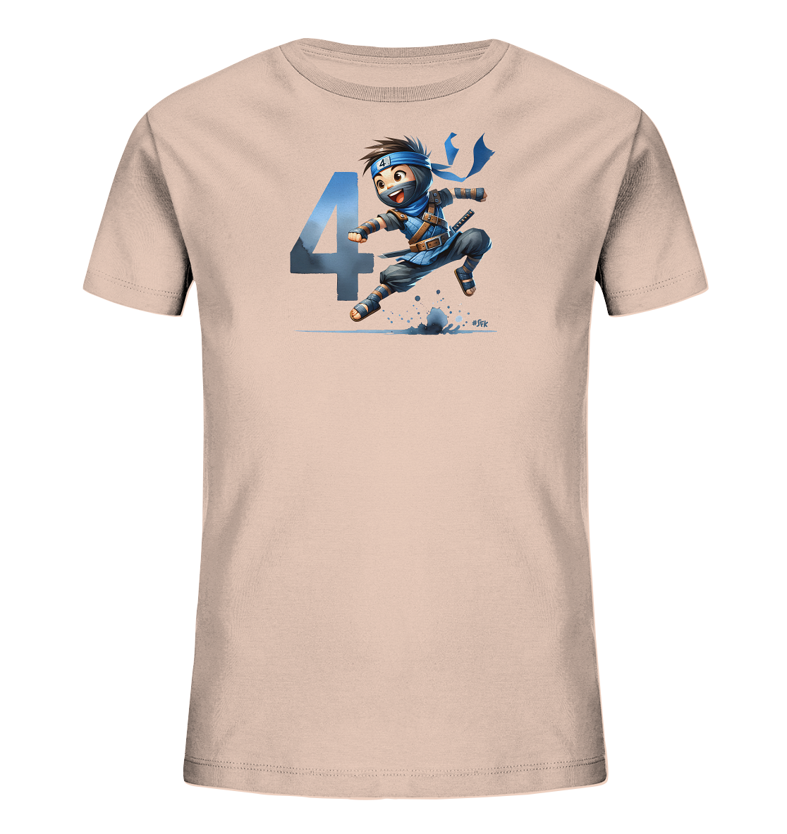 Onlineshop Shirts fuer Kinder - Das Bild zeigt ein Kinder-T-Shirt in einem hellen Beigeton mit einem dynamischen Motiv. Im Vordergrund ist ein springender Cartoon-Ninja in blauer Kleidung dargestellt. Neben dem Charakter befindet sich eine grosse Zahl '4' in blauer Farbe mit einem Farbverlauf. Das Design wirkt actionreich und verspielt, passend fuer einen kleinen Abenteurer.