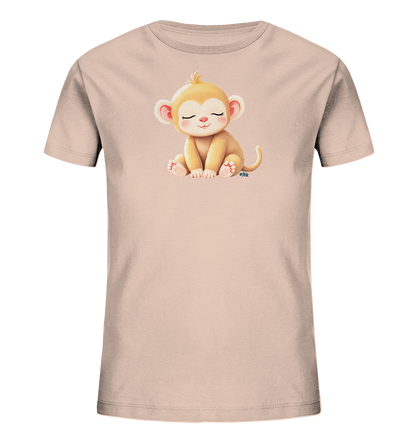 Onlineshop Shirts fuer Kinder - Das Bild zeigt ein hellrosa Kinder-T-Shirt. Auf der Vorderseite ist ein niedliches, cartoonhaftes Äffchen abgebildet. Das Äffchen sitzt entspannt mit geschlossenen Augen und einem freundlichen Laecheln. Sein weiches Design mit zarten Farben verleiht dem Shirt einen liebevollen und ruhigen Ausdruck.