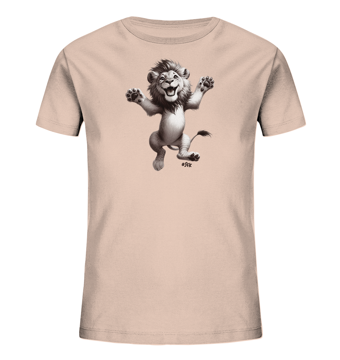 Onlineshop Shirts fuer Kinder - Das Bild zeigt ein helles Kinder T-Shirt in einem sanften Farbton. Auf der Vorderseite ist eine detaillierte Grafik eines springenden Loewen zu sehen. Der cartoonartige Loewe hat seine Vorderpfoten erhoben und blickt froehlich nach vorne. Das Design wirkt lebhaft und ansprechend fuer Kinder.