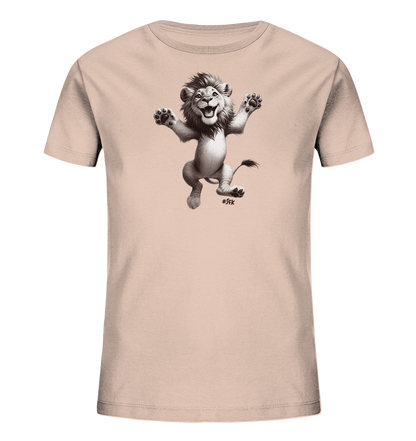 Onlineshop Shirts fuer Kinder - Das Bild zeigt ein helles Kinder T-Shirt in einem sanften Farbton. Auf der Vorderseite ist eine detaillierte Grafik eines springenden Loewen zu sehen. Der cartoonartige Loewe hat seine Vorderpfoten erhoben und blickt froehlich nach vorne. Das Design wirkt lebhaft und ansprechend fuer Kinder.