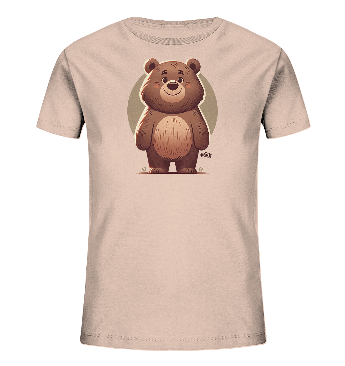 Onlineshop Shirts fuer Kinder - Dieses hellrosa Kinder-T-Shirt zeigt eine charmante, cartoonhafte Illustration eines braunen Baeren auf der Vorderseite. Der freundliche Baer steht in der Mitte des Shirts und laechelt, unterstuetzt von einem hellen, kreisfoermigen Hintergrund. Kleine gruene Details am unteren Rand deuten auf eine Wiese hin. Das Design wirkt froehlich und ansprechend fuer Kinder.