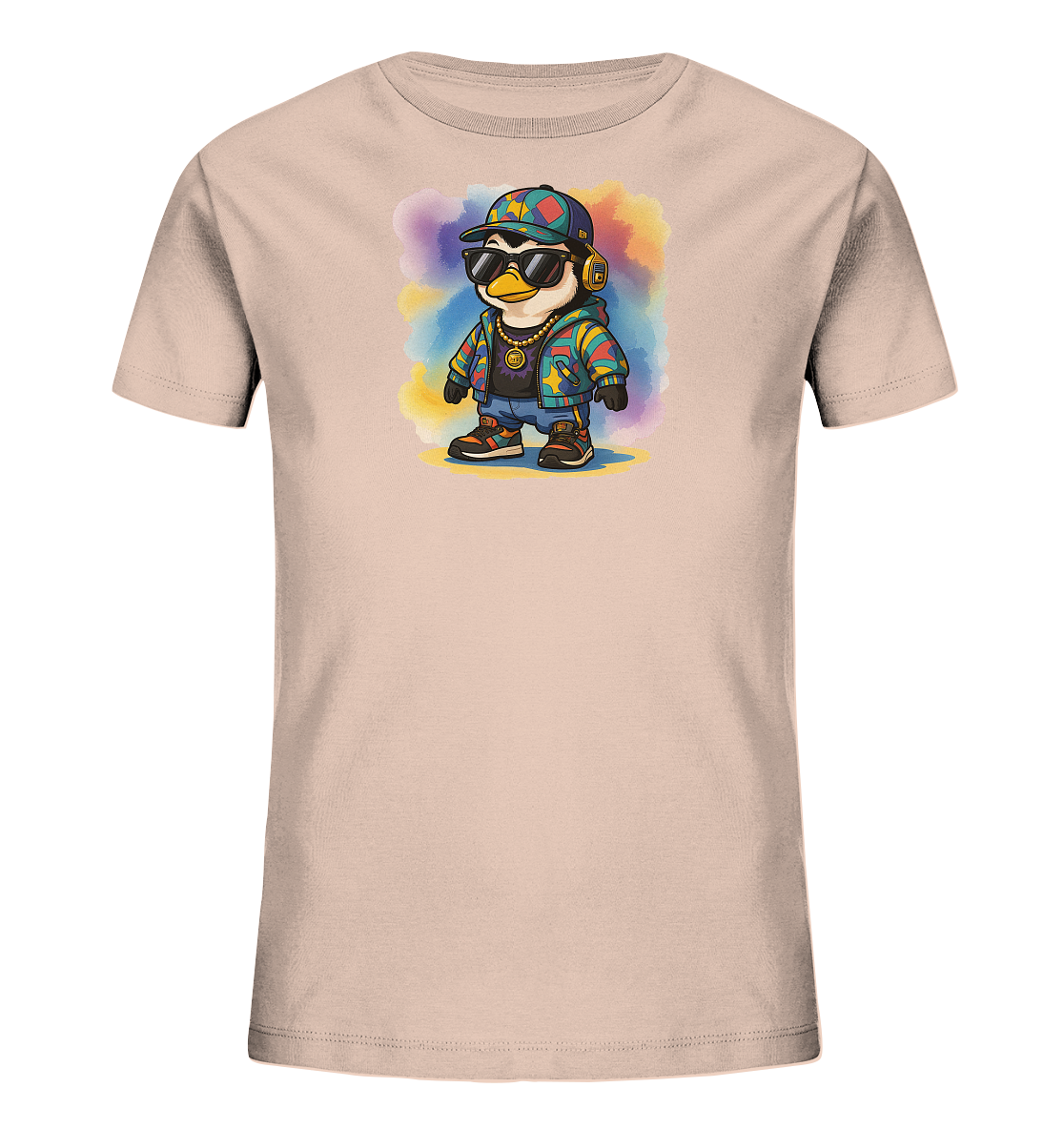 Onlineshop Shirts fuer Kinder - Das hellbeige T-Shirt zeigt einen coolen Cartoon-Pinguin. Der Pinguin traegt Sonnenbrille, Basecap, Kopfhoerer und eine bunte Jacke. Er steht vor einem Hintergrund aus farbigen Aquarell-Flecken, was dem Design eine lebhafte Note verleiht. Das Motiv wirkt modern und verspielt.