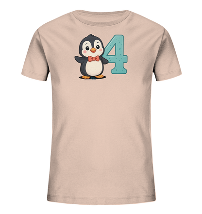 Onlineshop Shirts fuer Kinder - Dieses Bild zeigt ein hellrosa Kinder-T-Shirt mit einem niedlichen Motiv. Auf der Vorderseite ist ein laechelnder Cartoon-Pinguin mit roter Fliege abgebildet. Direkt daneben befindet sich die Zahl '4' in einem strukturierten blauen Farbton. Das Design verleiht dem Shirt einen froehlichen Charakter.