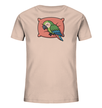 Onlineshop Shirts fuer Kinder - Das Bild zeigt ein hellbeiges Kinder-T-Shirt mit einem niedlichen Motiv eines schlafenden Papageis. Der gruene Papagei mit blauen Fluegeln liegt gemuetlich auf einem rosa-roten Kissen. Sein entspannter Ausdruck und die geschlossenen Augen vermitteln Ruhe. Das Design wirkt beruhigend und ist ideal fuer den Schlaf oder gemuetliche Stunden.