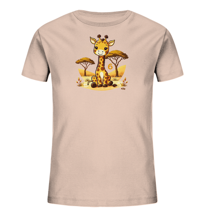 Onlineshop Shirts fuer Kinder - Das Bild zeigt ein T-Shirt in hellem Rosé mit einer niedlichen Illustration. Auf der Vorderseite ist eine laechelnde, sitzende Cartoon-Giraffe abgebildet, umgeben von einer Savannenlandschaft mit Baeumen. Neben der Giraffe steht die Zahl '6' in einem warmen Farbton.