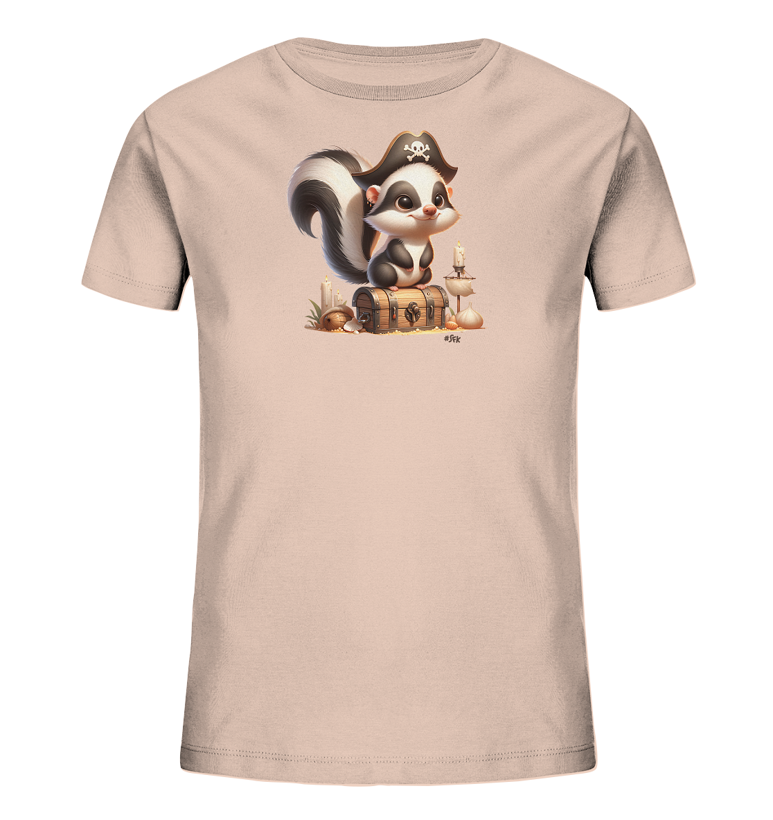 Onlineshop Shirts fuer Kinder - Das Bild zeigt ein hellrosafarbenes Kinder-T-Shirt mit einem lustigen Motiv. Auf der Vorderseite ist ein niedliches Stinktier als Pirat dargestellt, das einen Piratenhut traegt. Das Stinktier sitzt auf einer geoeffneten Schatztruhe, umgeben von Kerzen und kleinen Schaetzen. Das Design wirkt verspielt und abenteuerlich.