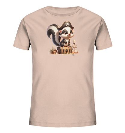 Onlineshop Shirts fuer Kinder - Das Bild zeigt ein hellrosafarbenes Kinder-T-Shirt mit einem lustigen Motiv. Auf der Vorderseite ist ein niedliches Stinktier als Pirat dargestellt, das einen Piratenhut traegt. Das Stinktier sitzt auf einer geoeffneten Schatztruhe, umgeben von Kerzen und kleinen Schaetzen. Das Design wirkt verspielt und abenteuerlich.