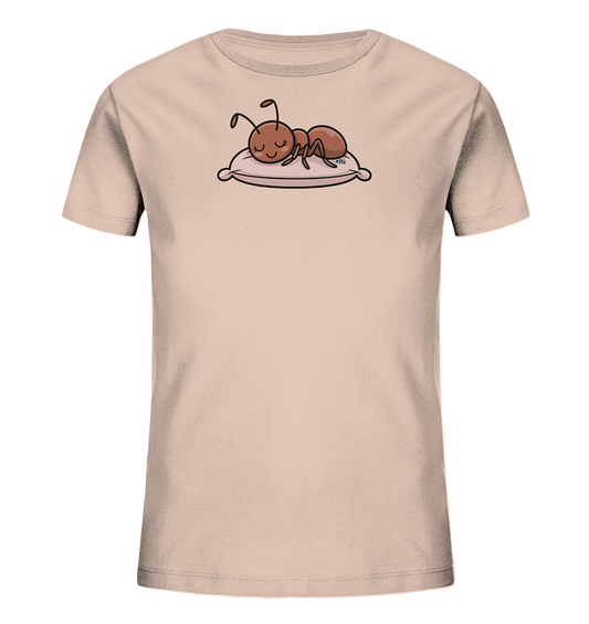 Onlineshop Shirts fuer Kinder - Das Bild zeigt ein hellbeiges Kinder-T-Shirt mit einem Frontdruck. Eine braune Cartoon-Ameise ist darauf zu sehen, die mit geschlossenen Augen auf einem pastellfarbenen Kissen liegt. Das Motiv stellt eine schlafende Ameise dar und ist in einem weichen, kindgerechten Stil gehalten. Die Illustration ist detailliert und farblich harmonisch auf das Shirt abgestimmt.