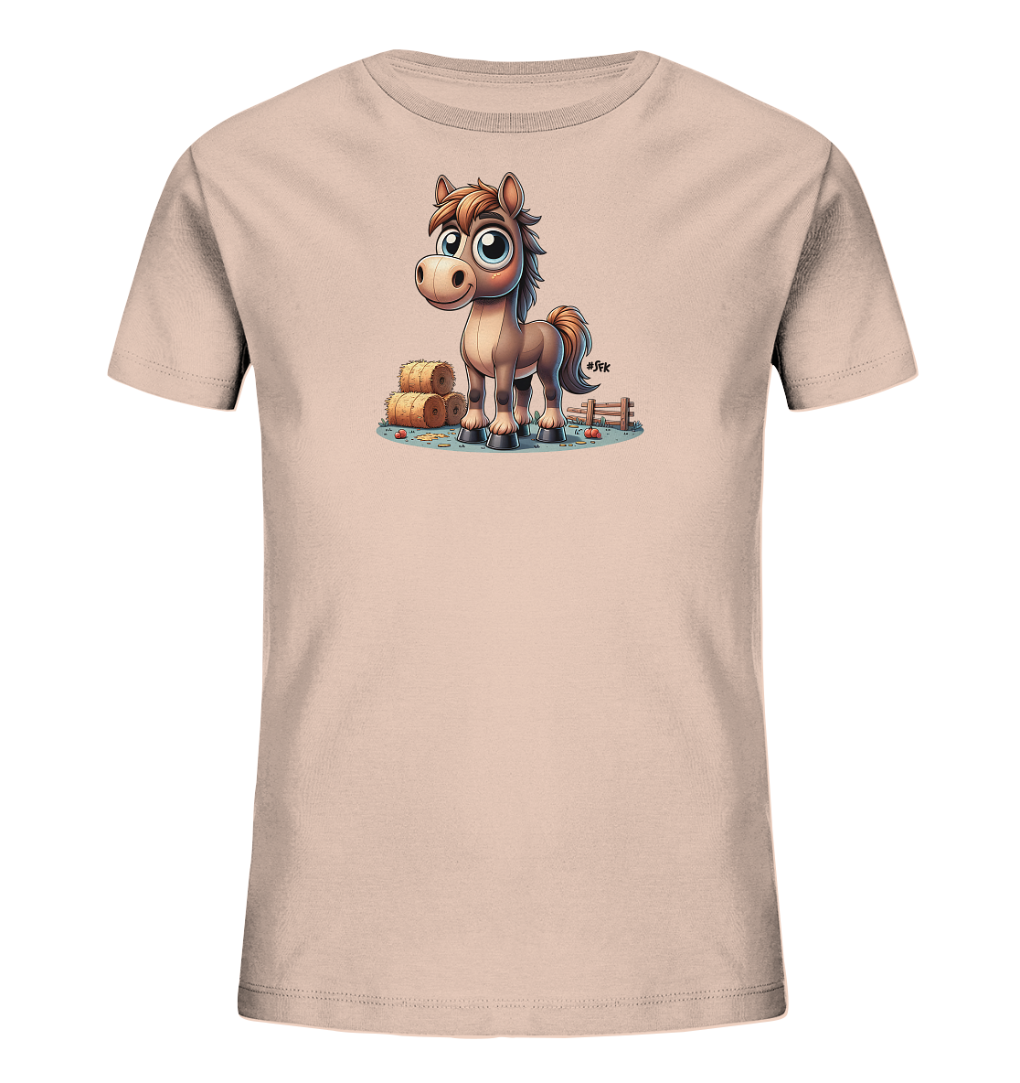 Onlineshop Shirts fuer Kinder - Das Bild zeigt ein hellrosafarbenes T-Shirt fuer Kinder mit einem suessen, cartoonhaften Pferdemotiv auf der Vorderseite. Das braune Pferd hat grosse, ausdrucksvolle blaue Augen und steht aufrecht. Umgeben ist es von Heuballen und einem Holzzaun, die eine Bauernhof-Szene darstellen. Kleine rote Punkte, eventuell Äpfel, liegen auf dem Boden verteilt.