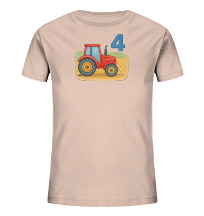 Onlineshop Shirts fuer Kinder - Das Bild zeigt ein hellrosafarbenes Kinder-T-Shirt mit einer bunten Illustration auf der Vorderseite. Die Grafik zeigt einen roten Traktor, der auf einem Feld faehrt. Darueber ist die grosse blaue Zahl Vier platziert, was auf ein bestimmtes Alter hinweisen koennte. Das Design ist freundlich und detailreich gestaltet.