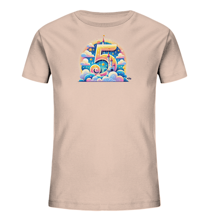 Onlineshop Shirts für Kinder - Das Bild zeigt ein hellrosa Kinder-T-Shirt mit einem großflächigen, farbenfrohen Aufdruck auf der Vorderseite. Das zentrale Element ist die Zahl '5', kunstvoll in ein märchenhaftes Motiv eingebettet. Die Grafik enthält Schlösser, Wolken, Sterne und einen Regenbogen-Effekt, die eine fantasievolle Szene ergeben. Dieses Design ist lebhaft und detailreich gestaltet.