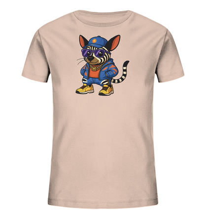 Onlineshop Shirts fuer Kinder - Das Bild zeigt ein hellbeiges T-Shirt mit einem auffaelligen Tier-Motiv auf der Vorderseite. Ein gestreiftes, katzenaehnliches Tier ist in einem laessigen Hip-Hop-Stil dargestellt, komplett mit blauer Muetze, Sonnenbrille und goldener Kette. Es traegt zudem eine blaue Jacke, ein oranges Shirt und gelbe Sneaker. Das Design verleiht dem Shirt einen modernen und verspielten Charakter.