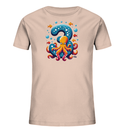 Onlineshop Shirts fuer Kinder - Das Bild zeigt ein hellbeiges Kinder-T-Shirt mit einem froehlichen Unterwassermotiv. Im Zentrum steht eine grosse, blaue Zahl Drei, die mit Blasen verziert ist. Ein freundlicher Oktopus in warmen Farben sitzt davor, umgeben von kleinen Fischen und weiteren Blasen. Das Design wirkt lebendig und maritim.