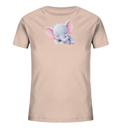 Onlineshop Shirts fuer Kinder - Das Bild zeigt ein hellbeiges Kinder-T-Shirt mit einem zarten Aufdruck eines schlafenden Baby-Elefanten. Der Elefant ist in sanften Grautoenen mit rosafarbenen Ohren und Details dargestellt. Er liegt friedlich da, die Augen geschlossen, und strahlt eine ruhige Gelassenheit aus. Das Motiv verleiht dem Shirt eine liebevolle und beruhigende Ausstrahlung.
