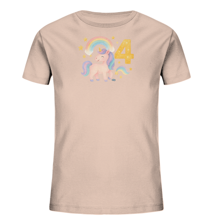 Onlineshop Shirts fuer Kinder - Das Bild zeigt ein hellrosa Kinder-T-Shirt mit einem charmanten Motiv. Im Zentrum ist ein niedliches Einhorn mit einer farbenfrohen Maehne und einem Horn dargestellt. Über dem Einhorn woelbt sich ein pastellfarbener Regenbogen, umgeben von goldenen Sternen. Neben dem Einhorn ist eine grosse, goldene und glitzernde "4" platziert, was auf das Alter von vier Jahren hindeutet.