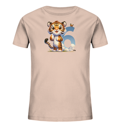 Onlineshop Shirts fuer Kinder - Dieses T-Shirt in hellem Rosa zeigt eine bezaubernde Illustration eines kleinen Tigerjungen. Der Tiger steht laechelnd auf einer Wiese und gibt einen Daumen hoch, waehrend eine grosse blaue Zahl sechs im Hintergrund zu sehen ist. Kleine Wolken und ein Schmetterling ergaenzen das verspielte Design.