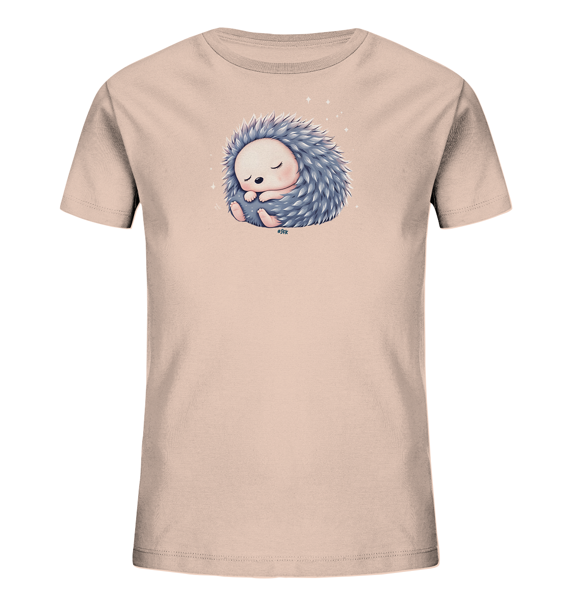 Onlineshop Shirts fuer Kinder - Das Bild zeigt ein hellbeiges Kinder-T-Shirt. Auf der Vorderseite ist ein niedlicher, schlafender Igel abgebildet, der sich gemuetlich eingerollt hat. Die Stacheln des Igels sind blau-grau gefaerbt, waehrend sein Gesicht hellbeige ist. Feine Glitzerpartikel umgeben das schlummernde Tier, was dem Motiv eine sanfte und vertraeumte Ausstrahlung verleiht.