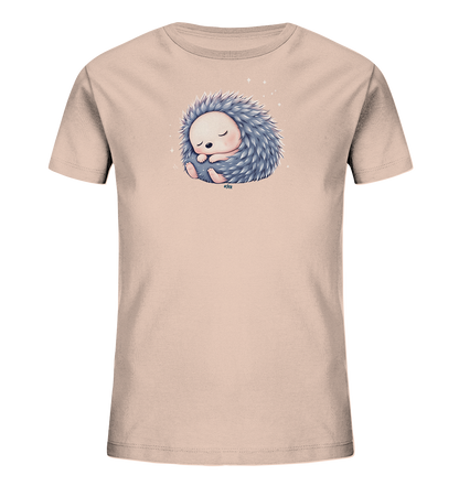 Onlineshop Shirts fuer Kinder - Das Bild zeigt ein hellbeiges Kinder-T-Shirt. Auf der Vorderseite ist ein niedlicher, schlafender Igel abgebildet, der sich gemuetlich eingerollt hat. Die Stacheln des Igels sind blau-grau gefaerbt, waehrend sein Gesicht hellbeige ist. Feine Glitzerpartikel umgeben das schlummernde Tier, was dem Motiv eine sanfte und vertraeumte Ausstrahlung verleiht.