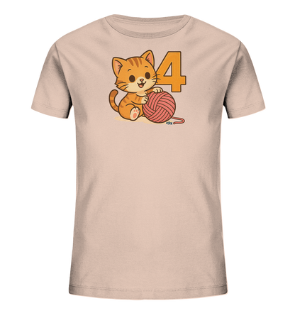 Onlineshop Shirts fuer Kinder - Dieses T-Shirt fuer Kinder ist in einem zarten Rosaton gehalten und zeigt eine Illustration einer sitzenden, orange gestreiften Katze. Die Katze spielt mit einem rosa Wollknaeuel. Neben dem Motiv der Katze und des Wollknaeuels ist die grosse Zahl '4' in einem warmen Orangeton platziert. Das Design wirkt freundlich und verspielt.
