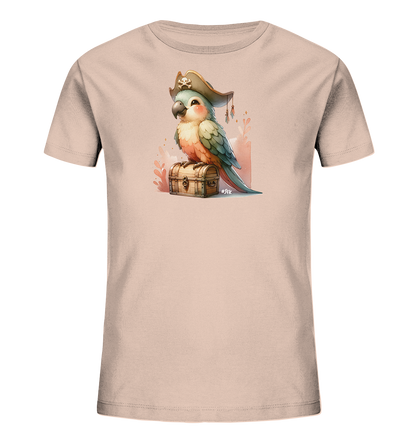 Onlineshop Shirts fuer Kinder - Das Bild zeigt ein hellrosa T-Shirt fuer Kinder mit einem farbigen Druck. Der Druck zeigt einen niedlichen Papagei mit Piratenhut, der auf einer kleinen Schatzkiste sitzt. Die Illustration hat einen freundlichen Cartoon-Stil mit sanften Farbverlaeufen und Farbspritzern im Hintergrund. Das Design verleiht dem Shirt einen verspielten und abenteuerlichen Charakter.