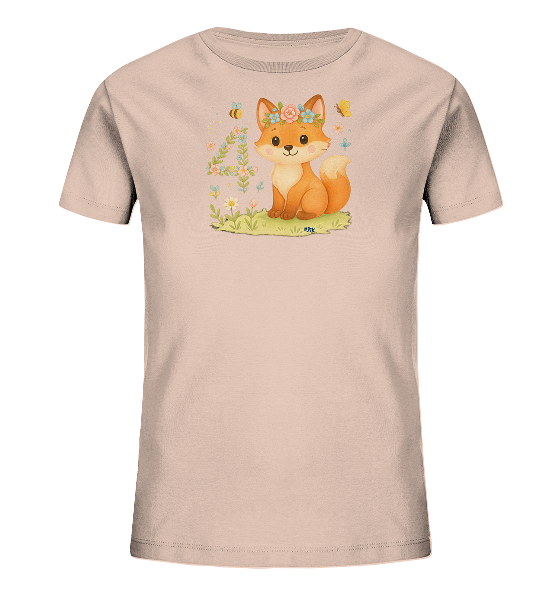 Onlineshop Shirts fuer Kinder - Das Bild zeigt ein hellrosafarbenes T-Shirt fuer Kinder mit einem entzueckenden Motiv. Ein kleiner Fuchs mit Blumenkranz sitzt auf einer Wiese neben der Zahl 4, die aus Ranken und Blueten besteht. Umgeben sind sie von Blumen, einer Biene und einem Schmetterling. Das Design wirkt verspielt und freundlich, ideal fuer kleine Naturfreunde.