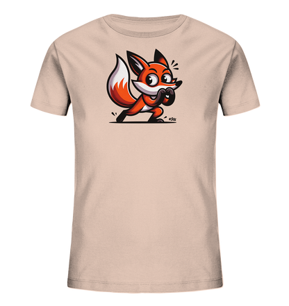 Onlineshop Shirts fuer Kinder - Das Bild zeigt ein hellbeigefarbenes T-Shirt fuer Kinder mit einer auffaelligen Grafik eines cartoonhaften Fuchses auf der Vorderseite. Der Fuchs ist in lebendigen Orange- und Weisstoenen dargestellt und hat grosse, ausdrucksstarke Augen. Er ist in einer dynamischen, leicht geduckten Haltung zu sehen, die Bewegung suggeriert. Die Illustration ist im Comic-Stil gehalten und wirkt freundlich.