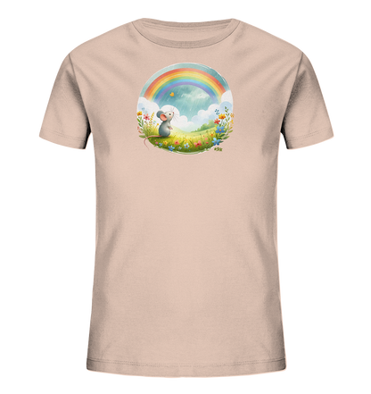 Onlineshop Shirts fuer Kinder - Das Bild zeigt ein hellrosa Kinder-T-Shirt. Auf der Vorderseite ist eine runde Grafik mit einer niedlichen Maus in einer Blumenwiese. Über der Wiese spannt sich ein bunter Regenbogen in einem bewoelkten Himmel, ergaenzt durch einen kleinen Schmetterling. Das Design stellt eine froehliche Naturszene dar.