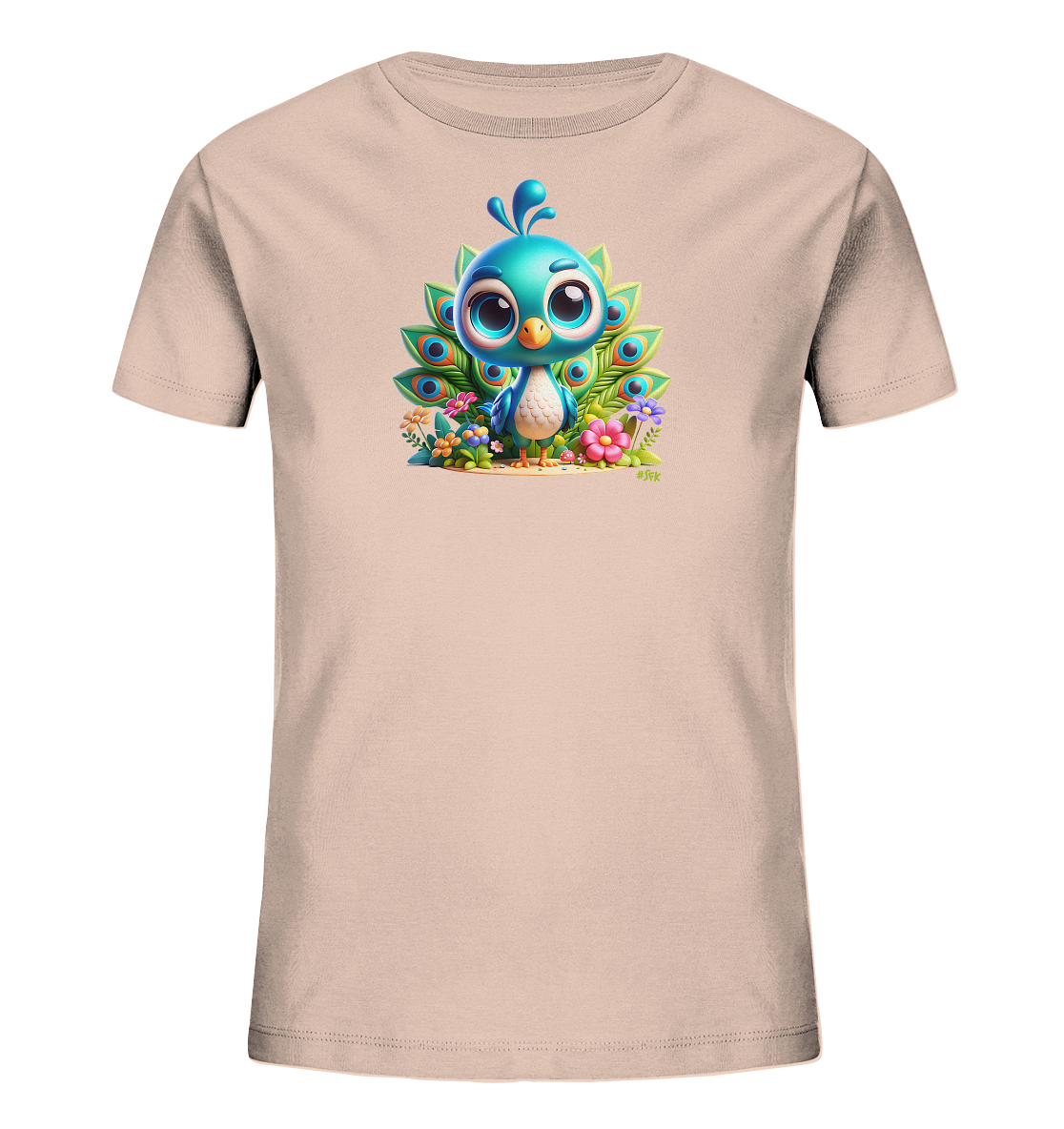Onlineshop Shirts fuer Kinder - Das Bild zeigt ein hellrosa Kinder-T-Shirt mit einem niedlichen, cartoonhaften Pfau auf der Vorderseite. Der Pfau hat grosse Augen, einen blauen Koerper und praesentiert sein farbenfrohes Schwanzgefieder. Um die Figur herum befinden sich bunte Blumen und gruene Pflanzen, die das verspielte Motiv ergaenzen. Das Design wirkt lebendig und ansprechend.