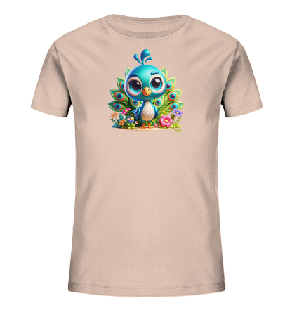 Onlineshop Shirts fuer Kinder - Das Bild zeigt ein hellrosa Kinder-T-Shirt mit einem niedlichen, cartoonhaften Pfau auf der Vorderseite. Der Pfau hat grosse Augen, einen blauen Koerper und praesentiert sein farbenfrohes Schwanzgefieder. Um die Figur herum befinden sich bunte Blumen und gruene Pflanzen, die das verspielte Motiv ergaenzen. Das Design wirkt lebendig und ansprechend.