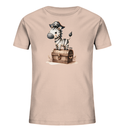 Onlineshop Shirts fuer Kinder - Das Bild zeigt ein hellbeiges Kinder-T-Shirt mit einer Illustration. Darauf ist ein niedliches Zebra abgebildet, das einen Piratenhut traegt. Das Zebra steht auf einer detailreichen Holz-Schatzkiste. Das Motiv wirkt verspielt und abenteuerlich.