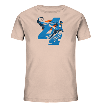 Onlineshop Shirts fuer Kinder - Dieses T-Shirt in hellem Beige zeigt ein dynamisches Motiv. Eine stilisierte Figur in einem blauen Anzug mit orangefarbenem Umhang fliegt kraftvoll vor einer grossen blauen Zahl '4'. Das Design ist von Comic-Ästhetik inspiriert und verwendet leuchtende Blau- und Orangetoene, die Bewegung und Energie vermitteln. Es ist ein auffaelliges Kleidungsstueck mit einem Superhelden-Thema und der Zahl '4'.
