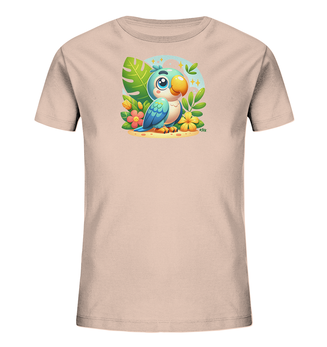 Onlineshop Shirts fuer Kinder - Das Bild zeigt ein hellrosa Kinder-T-Shirt mit einem farbenfrohen, cartoonhaften Papageienmotiv auf der Vorderseite. Der niedliche Vogel sitzt auf Sand und ist von tropischen Pflanzen und Blumen umgeben. Das Design umfasst gruene Blaetter, orangefarbene und rosa Blueten sowie gelbe Sterne im Hintergrund. Es wirkt froehlich und ist ideal fuer Kinderkleidung.