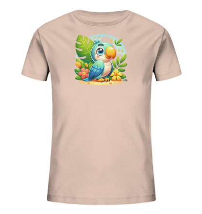 Onlineshop Shirts fuer Kinder - Das Bild zeigt ein hellrosa Kinder-T-Shirt mit einem farbenfrohen, cartoonhaften Papageienmotiv auf der Vorderseite. Der niedliche Vogel sitzt auf Sand und ist von tropischen Pflanzen und Blumen umgeben. Das Design umfasst gruene Blaetter, orangefarbene und rosa Blueten sowie gelbe Sterne im Hintergrund. Es wirkt froehlich und ist ideal fuer Kinderkleidung.