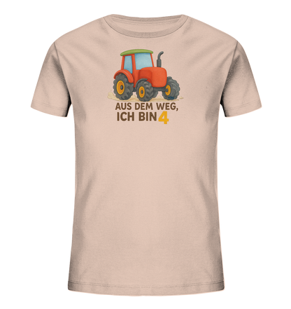 Onlineshop Shirts fuer Kinder - Das Bild zeigt ein helles Kinder T-Shirt mit einem Aufdruck. Zentral auf der Vorderseite befindet sich die Illustration eines roten Traktors. Darunter steht der Text "AUS DEM WEG, ICH BIN" in dunkler Schrift, gefolgt von der Zahl '4' in Goldgelb.