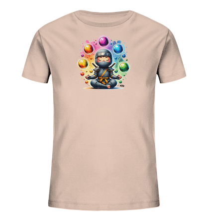 Onlineshop Shirts fuer Kinder - Das Bild zeigt ein helles, beigefarbenes T-Shirt fuer Kinder mit einer Illustration eines niedlichen Ninjas. Der kleine Ninja sitzt in Meditationspose und ist von schwebenden, leuchtenden Kugeln in Regenbogenfarben umgeben. Das Design hat einen verspielten und friedlichen Charakter, gezeichnet im Aquarellstil. Es ist ein auffaelliges Motiv fuer ein Kinder-T-Shirt.