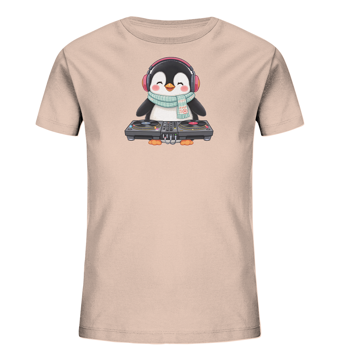 Onlineshop Shirts fuer Kinder - Das Bild zeigt ein hellbeiges Kinder-T-Shirt mit einem niedlichen Cartoon-Pinguin als Motiv. Der Pinguin traegt rote Kopfhoerer und einen gemusterten hellblauen Schal. Vor ihm steht ein detailliert dargestelltes DJ-Mischpult mit Plattenspielern. Das Design wirkt froehlich und verspielt.