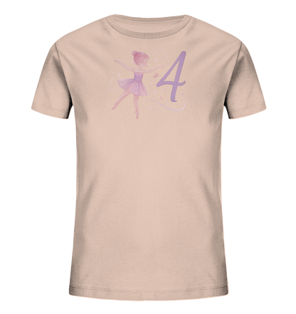 Onlineshop Shirts fuer Kinder - Das Bild zeigt ein hellrosa Kinder-T-Shirt mit einem Motiv einer kleinen Ballerina in einem lila Tutu. Sie steht in einer Ballettpose, umgeben von Sternen und geschwungenen Linien. Neben der Ballerina ist eine grosse, lila Zahl '4' platziert. Das Design ist zart und verspielt.