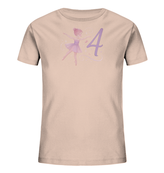 Onlineshop Shirts fuer Kinder - Das Bild zeigt ein hellrosa Kinder-T-Shirt mit einem Motiv einer kleinen Ballerina in einem lila Tutu. Sie steht in einer Ballettpose, umgeben von Sternen und geschwungenen Linien. Neben der Ballerina ist eine grosse, lila Zahl '4' platziert. Das Design ist zart und verspielt.