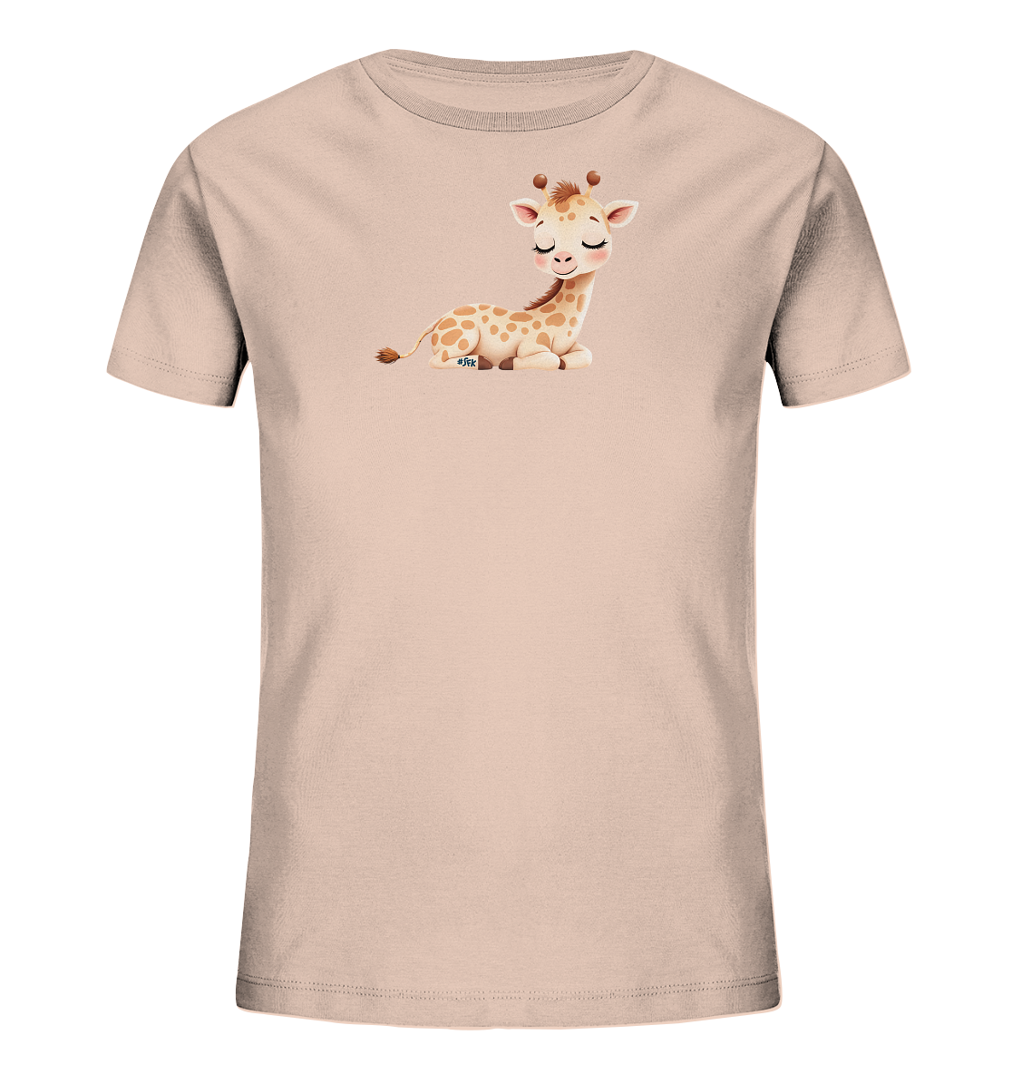 Onlineshop Shirts fuer Kinder - Das Bild zeigt ein hellrosa Kinder-T-Shirt mit einem niedlichen Cartoon-Motiv einer liegenden Baby-Giraffe. Die Giraffe hat geschlossene Augen und ein sanftes Laecheln, was einen friedlichen Ausdruck vermittelt. Ihre typischen hellbraunen Flecken sind deutlich zu sehen und betonen das natuerliche Aussehen. Das Design wirkt freundlich und ansprechend fuer Kinder.