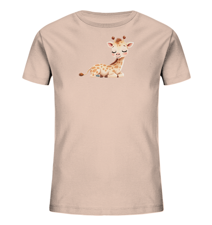 Onlineshop Shirts fuer Kinder - Das Bild zeigt ein hellrosa Kinder-T-Shirt mit einem niedlichen Cartoon-Motiv einer liegenden Baby-Giraffe. Die Giraffe hat geschlossene Augen und ein sanftes Laecheln, was einen friedlichen Ausdruck vermittelt. Ihre typischen hellbraunen Flecken sind deutlich zu sehen und betonen das natuerliche Aussehen. Das Design wirkt freundlich und ansprechend fuer Kinder.