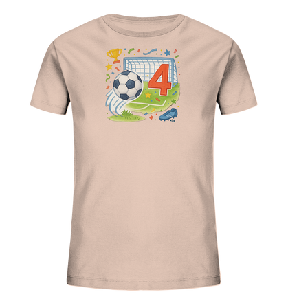 Onlineshop Shirts fuer Kinder - Dieses hellbeige T-Shirt zeigt ein farbenfrohes Fussballmotiv. Im Zentrum des Designs stehen ein Fussballtor, ein Ball und eine grosse rote Zahl '4'. Das Bild ist mit einer Trophaee, einem Fussballschuh und festlichem Konfetti verziert. Die Illustration hat einen spielerischen und lebhaften Stil.