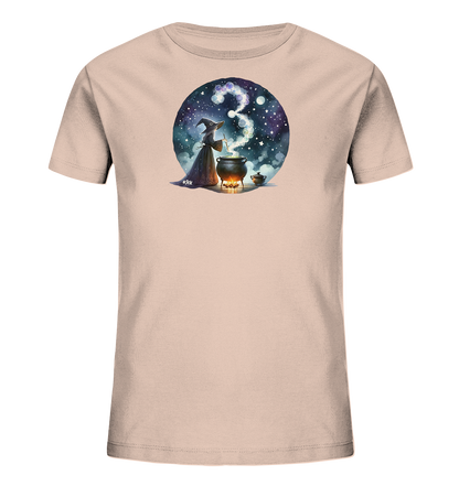 Onlineshop Shirts fuer Kinder - Das Bild zeigt ein hellrosa T-Shirt fuer Kinder mit einem runden Motiv. Darauf ist eine magische Figur in Umhang und Hut zu sehen, die in einem brodelnden Kessel ruehrt. Der aufsteigende Dampf formt die Zahl '3' vor einem sternenklaren Nachthimmel. Das Design beinhaltet auch eine kleine Beigabe neben dem Kessel.