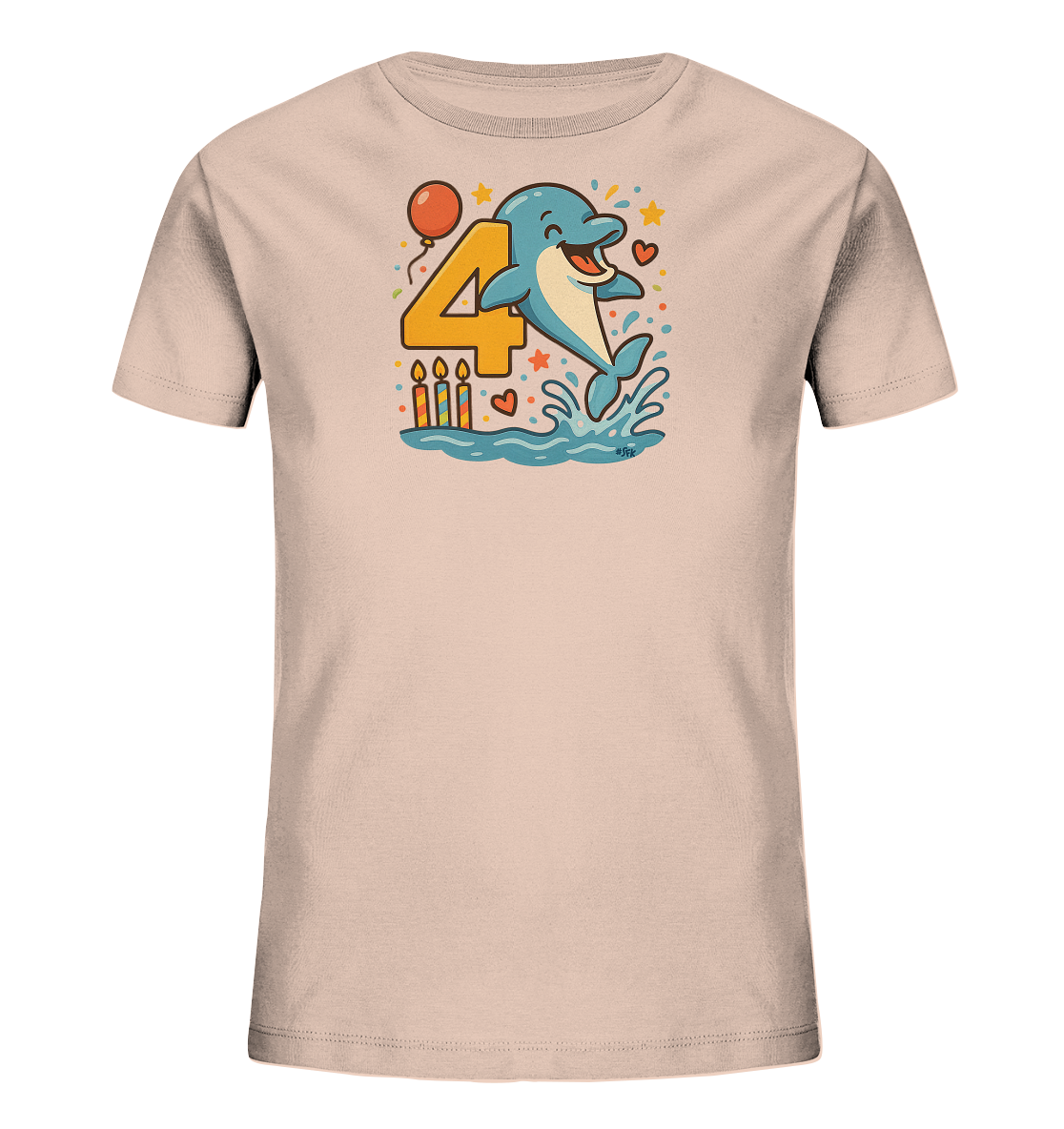 Onlineshop Shirts fuer Kinder - Das Bild zeigt ein helles Kinder-T-Shirt mit einem farbenfrohen Motiv zum 4. Geburtstag. Zentral ist eine grosse gelbe Zahl '4' abgebildet, neben der ein froehlicher blauer Cartoon-Delfin aus dem Wasser springt. Das Design ist mit Elementen wie einem Ballon, Geburtstagskerzen, Sternen, Herzen und bunten Sprenkeln verziert. Dieses Motiv verleiht dem Shirt einen festlichen und verspielten Charakter.
