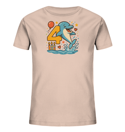 Onlineshop Shirts fuer Kinder - Das Bild zeigt ein helles Kinder-T-Shirt mit einem farbenfrohen Motiv zum 4. Geburtstag. Zentral ist eine grosse gelbe Zahl '4' abgebildet, neben der ein froehlicher blauer Cartoon-Delfin aus dem Wasser springt. Das Design ist mit Elementen wie einem Ballon, Geburtstagskerzen, Sternen, Herzen und bunten Sprenkeln verziert. Dieses Motiv verleiht dem Shirt einen festlichen und verspielten Charakter.